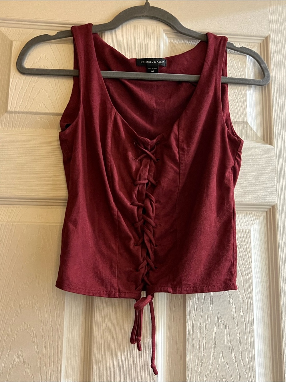 Kendall & Kylie Women’s Burgundy Solid V-Neck Lace-Up Sleeveless Tank Top M